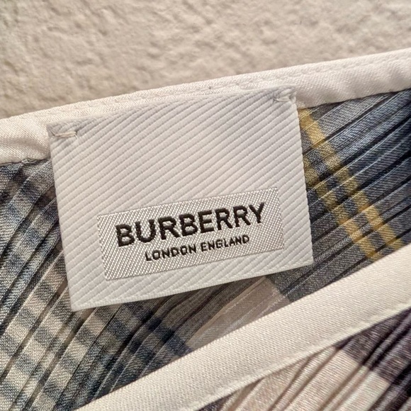 NWT Burberry London Plaid and White Runway Plisse Dress - Picture 11 of 16